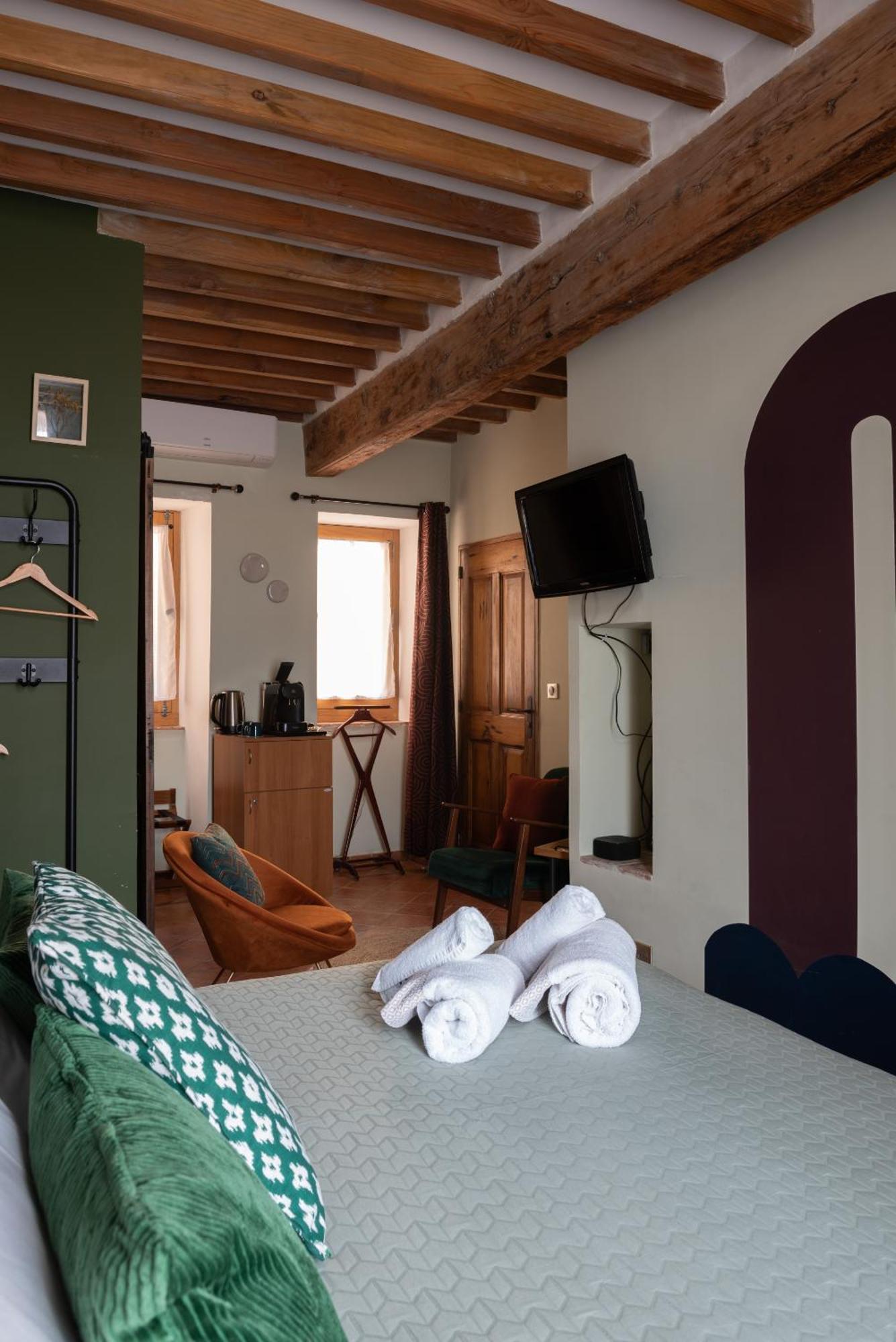 La Maison D'En Bas Des Seigneurs Cucuron Habitación foto